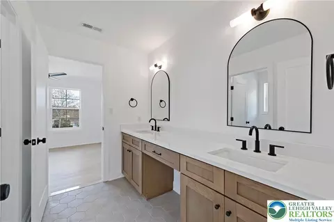 Bath - 901 Renaldi Rd, Wind Gap, PA 18091 photo 6 of 14