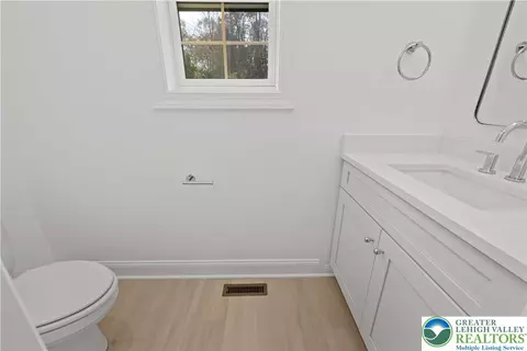 Bath - 901 Renaldi Rd, Wind Gap, PA 18091 photo 14 of 14