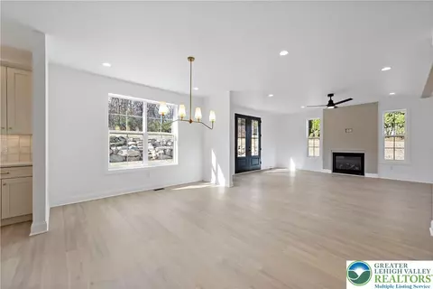 Living - 901 Renaldi Rd, Wind Gap, PA 18091 photo 5 of 15