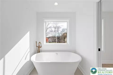 Bath - 901 Renaldi Rd, Wind Gap, PA 18091 photo 8 of 14