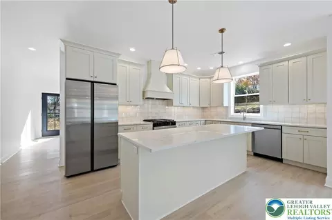 Kitchen - 901 Renaldi Rd, Wind Gap, PA 18091 photo 3 of 7