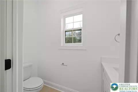 Bath - 901 Renaldi Rd, Wind Gap, PA 18091 photo 13 of 14