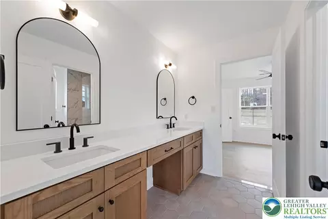 Bath - 901 Renaldi Rd, Wind Gap, PA 18091 photo 4 of 14