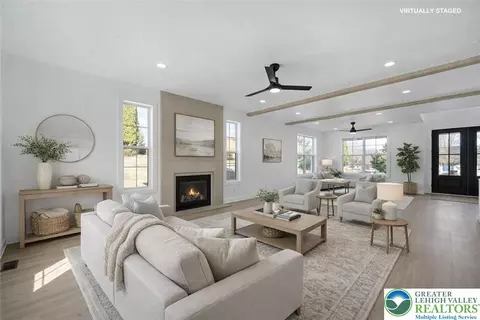 Living - 901 Renaldi Rd, Wind Gap, PA 18091 photo 2 of 15