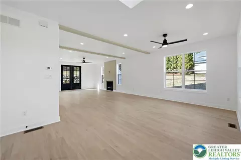 Living - 901 Renaldi Rd, Wind Gap, PA 18091 photo 13 of 15