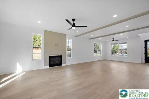 Living - 901 Renaldi Rd, Wind Gap, PA 18091 photo 6 of 15