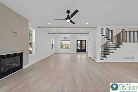 Living - 901 Renaldi Rd, Wind Gap, PA 18091 photo 7 of 15