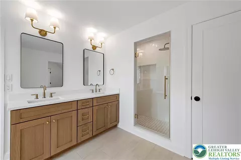 Bath - 901 Renaldi Rd, Wind Gap, PA 18091 photo 10 of 14
