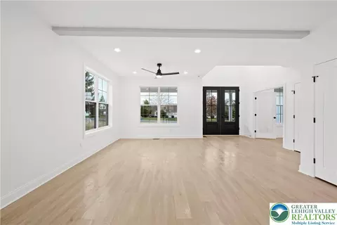 Living - 901 Renaldi Rd, Wind Gap, PA 18091 photo 3 of 15