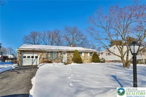 1360 Stonewood Dr, Bethlehem, PA 18017