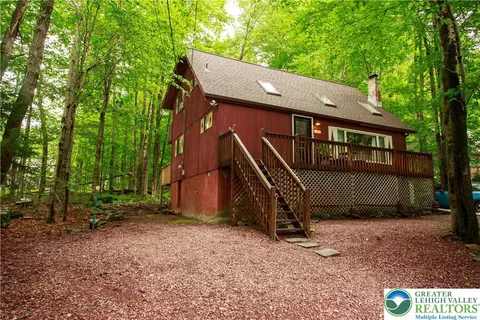 111 Oswayo Dr, Pocono Lake, PA 18347