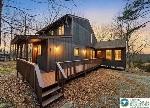103 Ashley Ct, Saw Creek, PA 18324