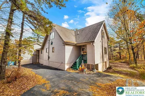 2208 Mohegan Ct, Long Pond, PA 18334