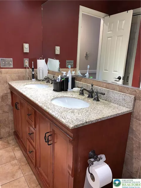 Bath - 3205 Ely Ct, Saw Creek, PA 18324 photo 8 of 9