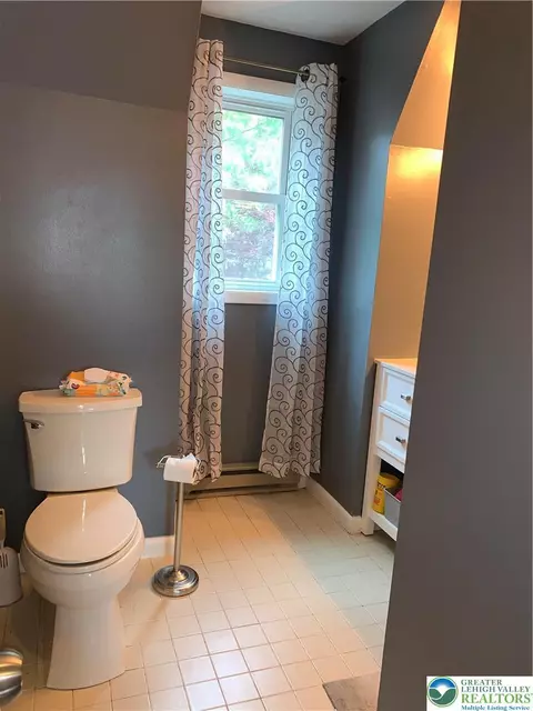 Bath - 3205 Ely Ct, Saw Creek, PA 18324 photo 4 of 9