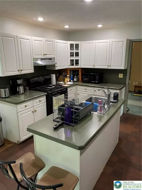 Kitchen - 3205 Ely Ct, Saw Creek, PA 18324 photo 1 of 2