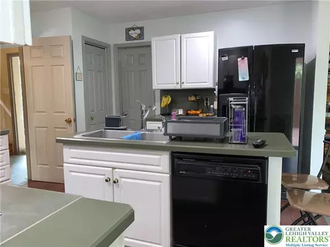 Kitchen - 3205 Ely Ct, Saw Creek, PA 18324 photo 2 of 2