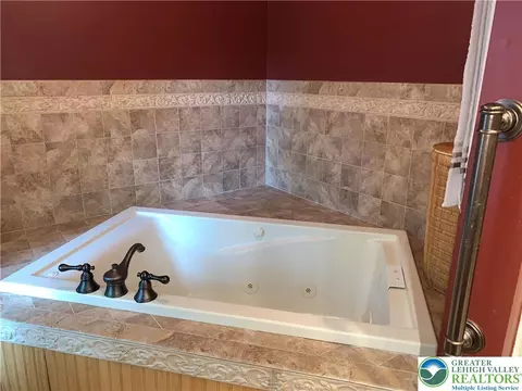 Bath - 3205 Ely Ct, Saw Creek, PA 18324 photo 6 of 9