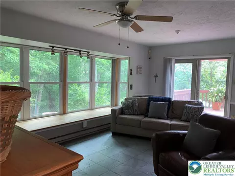 Living - 3205 Ely Ct, Saw Creek, PA 18324 photo 4 of 4