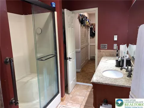 Bath - 3205 Ely Ct, Saw Creek, PA 18324 photo 5 of 9