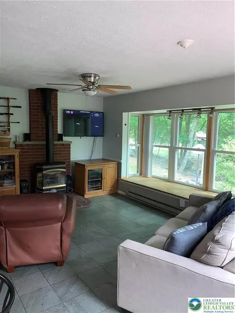 Living - 3205 Ely Ct, Saw Creek, PA 18324 photo 3 of 4