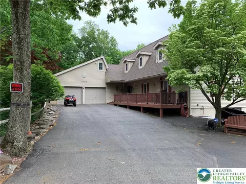 3205 Ely Ct, Saw Creek, PA 18324