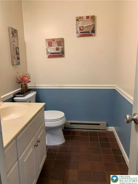 Bath - 3205 Ely Ct, Saw Creek, PA 18324 photo 2 of 9