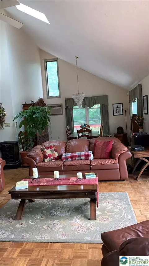 Living - 3205 Ely Ct, Saw Creek, PA 18324 photo 2 of 4