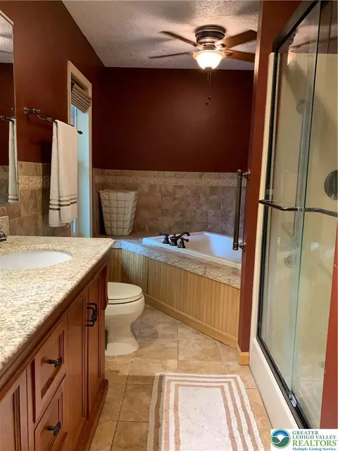 Bath - 3205 Ely Ct, Saw Creek, PA 18324 photo 9 of 9
