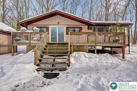 1543 Lake Ln, Pocono Lake, PA 18347