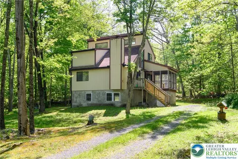 218 Blue Jay Ct, Bushkill, PA 18324
