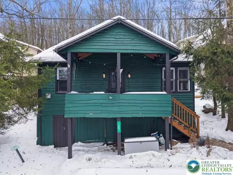 35 S Lake Dr, Lake Harmony, PA 18624