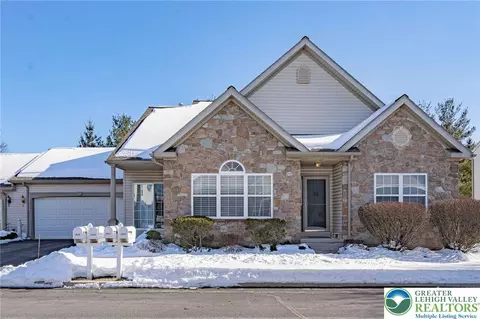 2839 Donegal Dr, Macungie, PA 18062