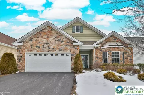 5444 Loyal Dr, Bethlehem, PA 18017