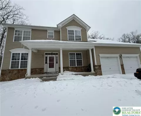 145 Kensington Dr, Saw Creek, PA 18324