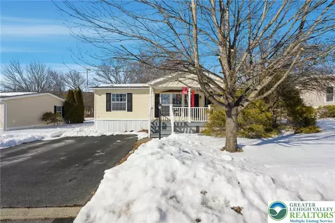 4234 Independence Ln, Walnutport, PA 18088