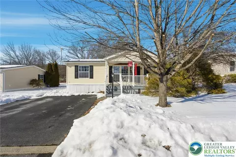 4234 Independence Ln, Walnutport, PA 18088