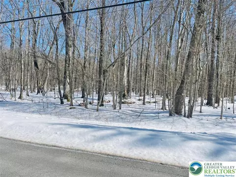 476 W Creek View Dr, Lackawanna, PA 18424