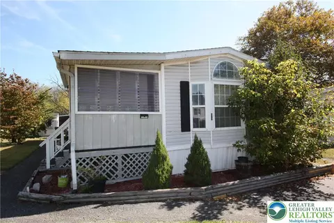 38 Oakwood Ct, Bath, PA 18014