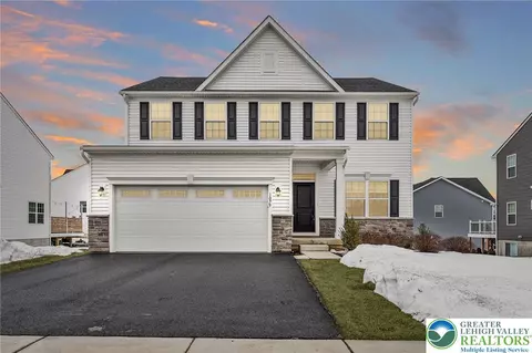 1079 Woodmont Ln, Catasauqua, PA 18032
