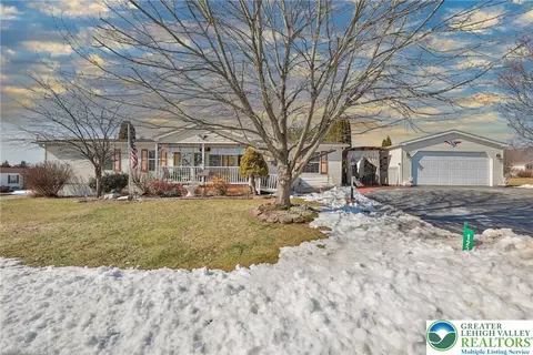 1233 Valley Forge Dr, Walnutport, PA 18088