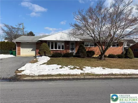 1315 Oak Dr, Macungie, PA 18062