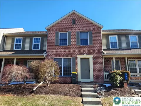 553 Ponds Edge Ln, Allentown, PA 18104