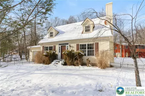 462 Country Place Dr, Coolbaugh Twp, PA 18466