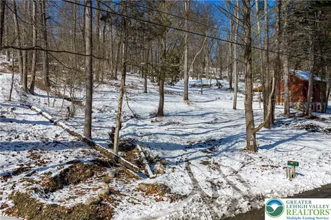 2058 River Rd, Mt Bethel Twp, PA 18343