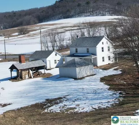 857 Penn Dr, Tamaqua, PA 18252