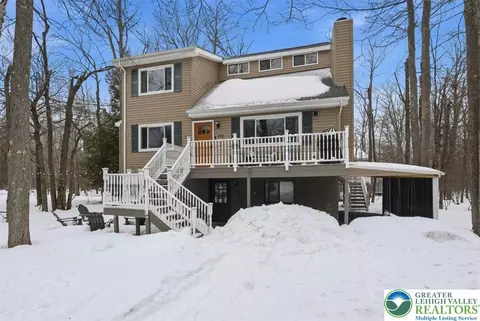 1781 Rolling Hills Dr, Coolbaugh Twp, PA 18466