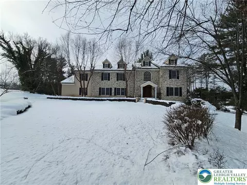 1 Dunminning Rd, Newtown Square, PA 19073