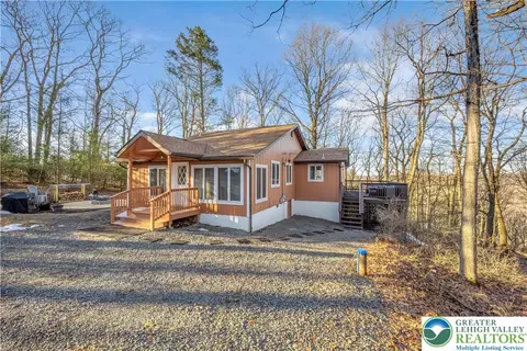 3493 Farview Dr, East Stroudsburg, PA 18302