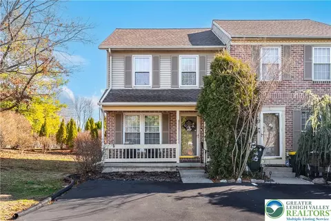 579 Ponds Edge Ln, Allentown, PA 18104